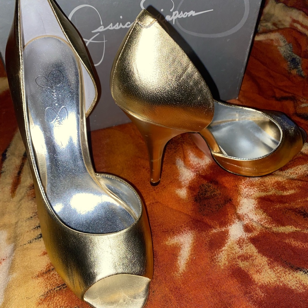 Killer Jessica Simpson gold heels 👠